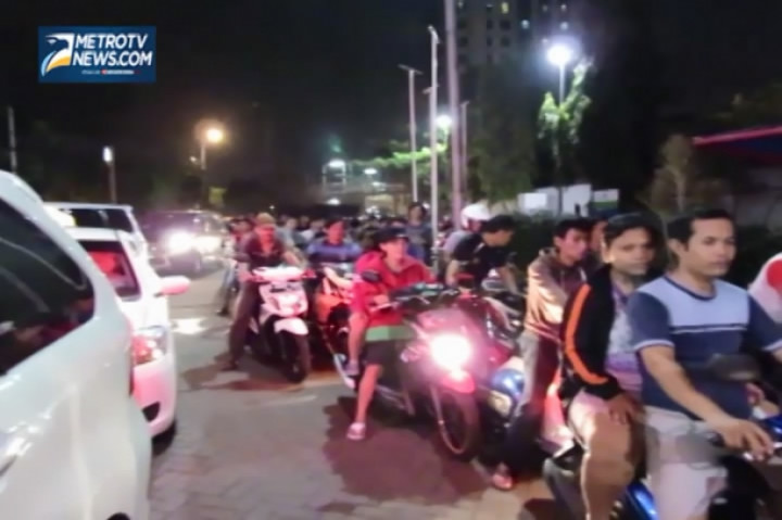 Antrean Kendaraan Mengular di SPBU Utan Kayu 