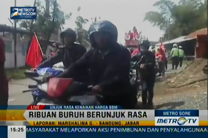 BBM Naik, Ribuan Buruh di Cimahi Gelar Aksi Dorong Motor