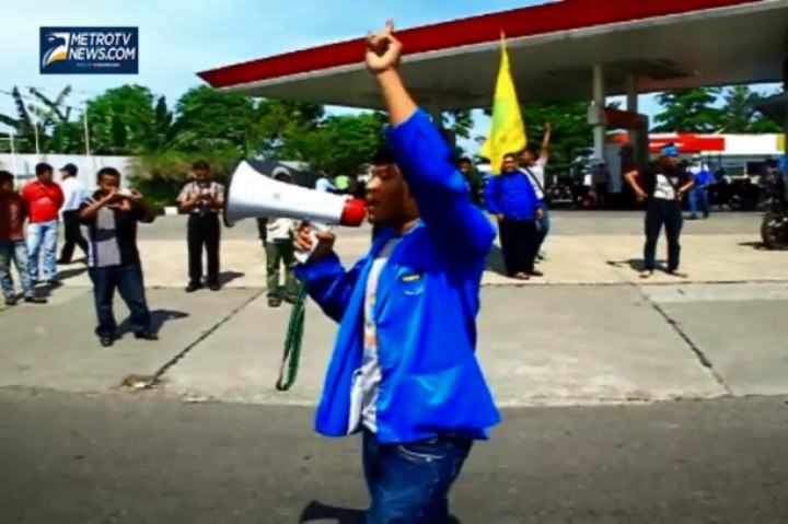 Mahasiswa Tutup Paksa Sebuah SPBU di Cirebon