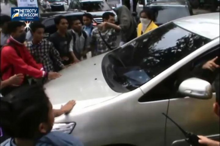 Demonstran Sandera Mobil Berpelat Merah  