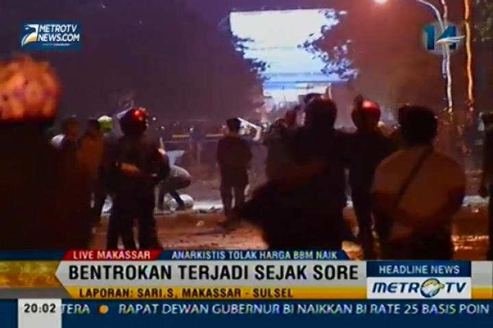 Mahasiswa UMI Serang Aparat dengan Batu dan Anak Panah