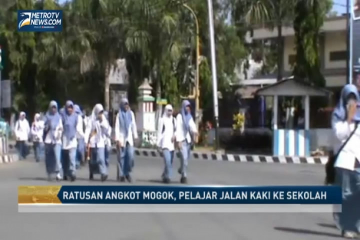 Ratusan Angkot Mogok, Pelajar Jalan Kaki ke Sekolah