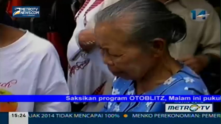 Warga Lansia Rela Berdesakan Demi Dana Kompensasi