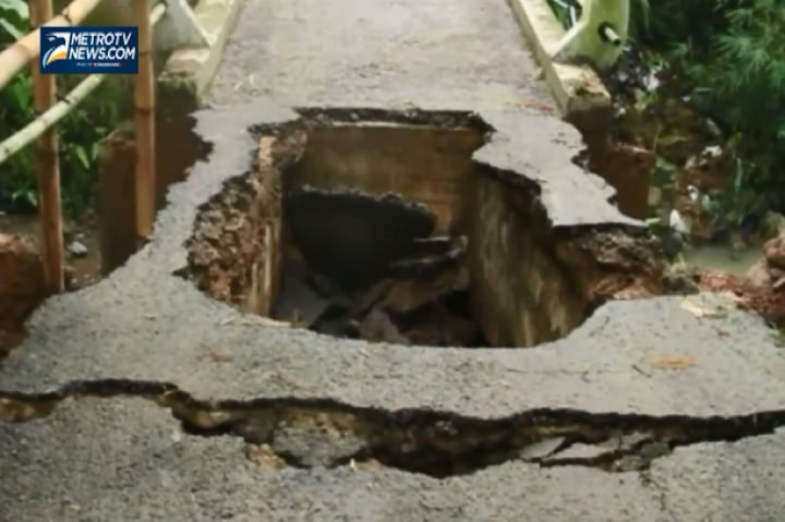 Jembatan Rusak, Desa Kracak Terisolir