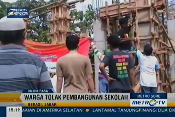 Warga Bekasi Tolak Pembangunan Sekolah di Bawah Sutet