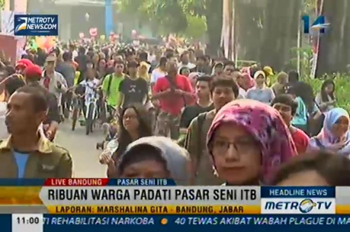 Meski Hujan, Ribuan Warga Tetap Padati Pasar Seni ITB