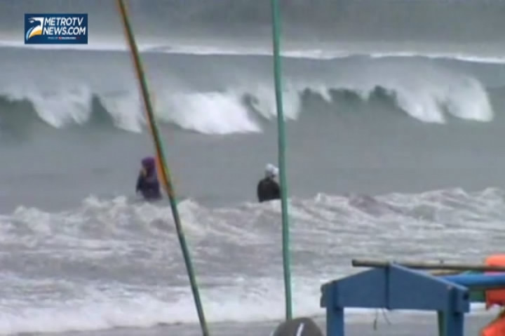 Wisatawan di Pantai Pangandaran Terseret Ombak