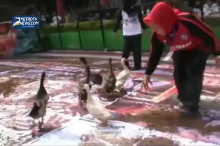 Guru Ditantang Lomba Menangkap Bebek 