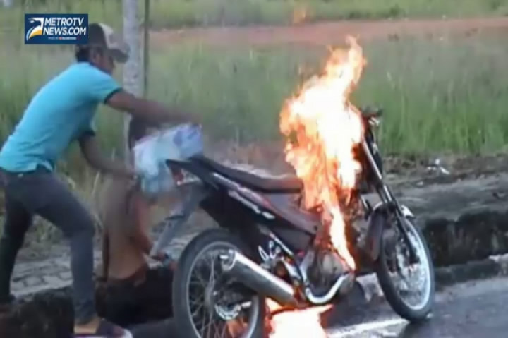 Video Sepeda Motor Terbakar di Pinggir Jalan