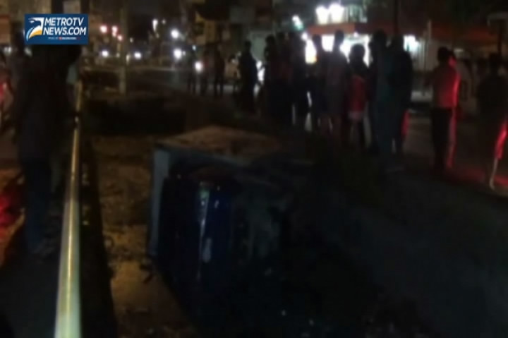 Hindari Pejalan Kaki, Mobil Boks Nyemplung ke Parit