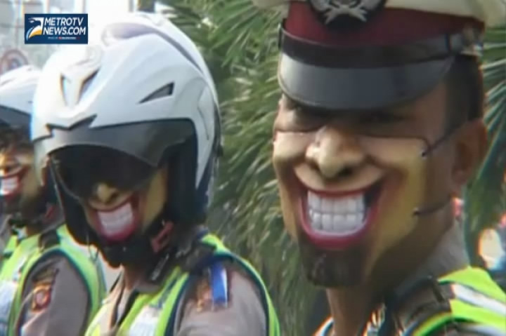 Polantas Cimahi 'Ditugaskan' Senyum Saat Operasi Zebra  