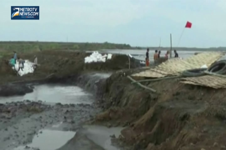 Tanggul Lumpur Lapindo Sementara Ditutup dengan Anyaman Bambu