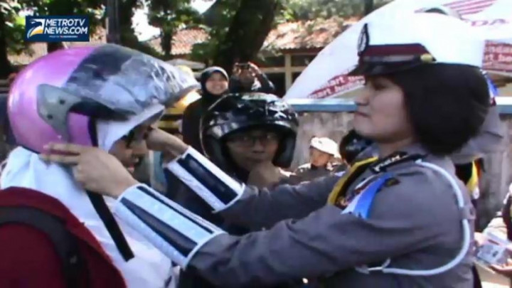 Polres Tasikmalaya Bagikan Helm kepada Pelanggar Lalu Lintas 