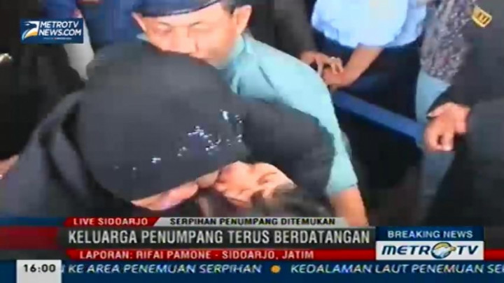 Tri Risma Gendong Keluarga Penumpang QZ8501 yang Pingsan  