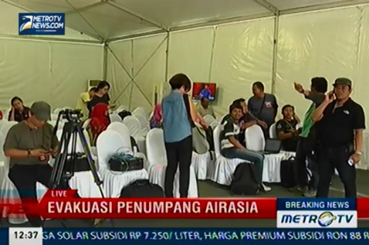 Anggota Keluarga Korban AirAsia Berikan Data kepada Tim DVI 