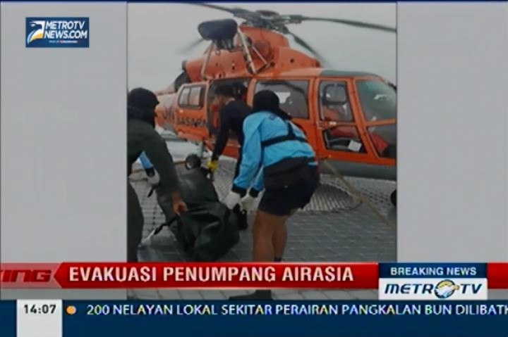 Foto Helikopter Evakuasi Korban dari KRI Bung Tomo