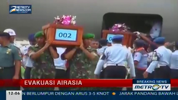 Evakuasi Penumpang AirAsia QZ8501 (18)