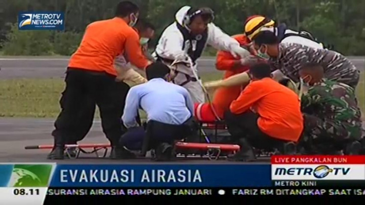 Dua Jenazah Korban AirAsia telah Dievakuasi Dibawa ke Surabaya