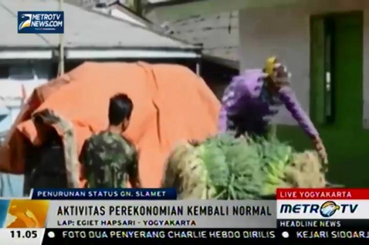 Aktivitas Warga di Kaki Gunung Slamet Berjalan Normal