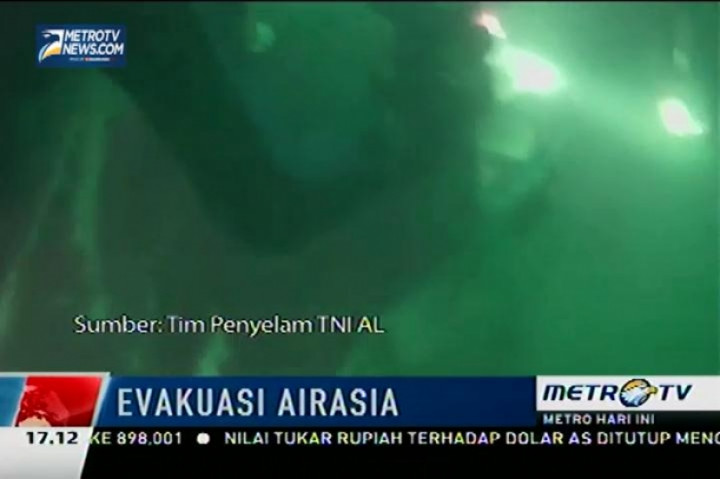 Eksklusif Gambar Ekor QZ8501 dari Dasar Laut  