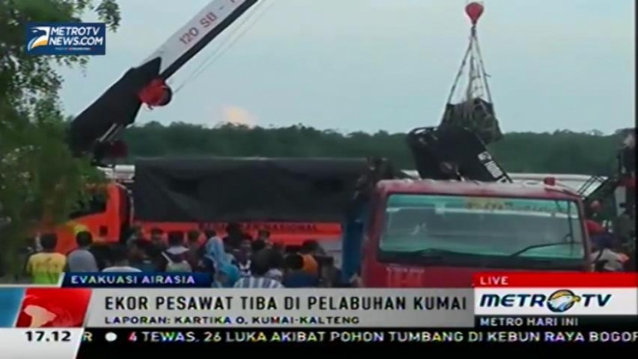 Ekor QZ8501 Tiba di Pelabuhan Kumai