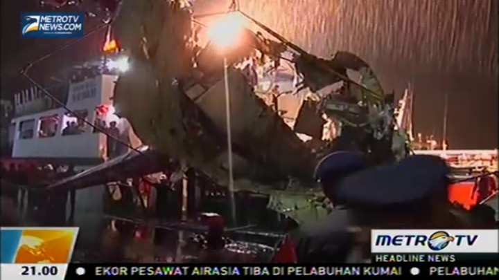 Terlalu Besar, Ekor QZ8501 Diletakkan di Pinggir Dermaga 