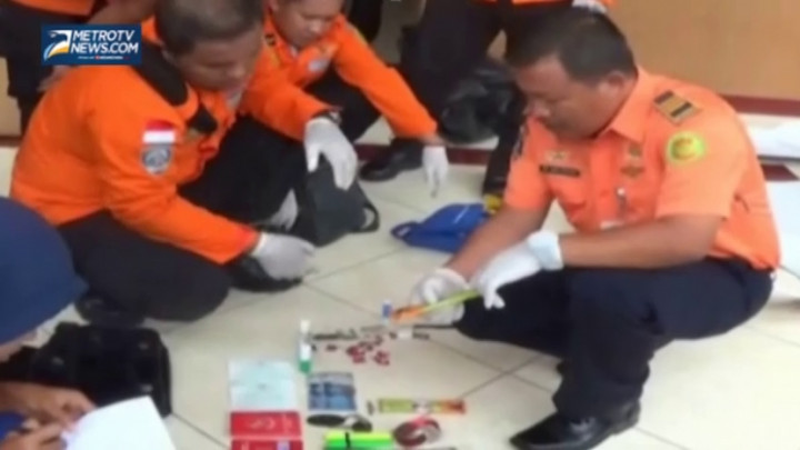 KRI Ahmad Yani Serahkan 8 Serpihan AirAsia pada KNKT 