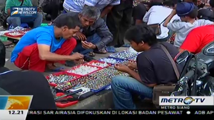 Jual Batu Akik di Pinggir Jalan Ibukota, Parkir Liar Kembali Marak