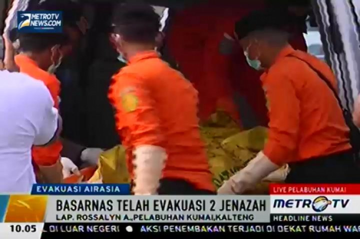 Dua Jenazah Korban AirAsia QZ8501 Tiba di Pelabuhan Kumai