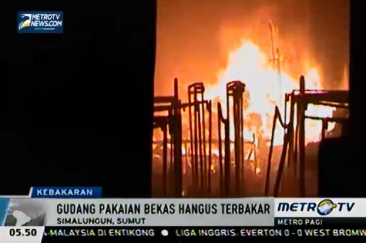 Sebuah Gudang Penyimpanan Pakaian Bekas Ludes Dilalap Api