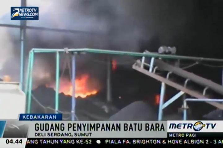Sebuah Gudang Batubara Hangus Terbakar