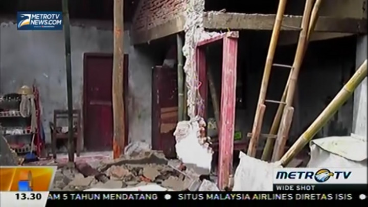 Tanah Bergerak, Rumah Warga Ambruk