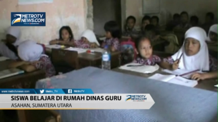Siswa Belajar di Rumah Dinas Yang Hampir Runtuh