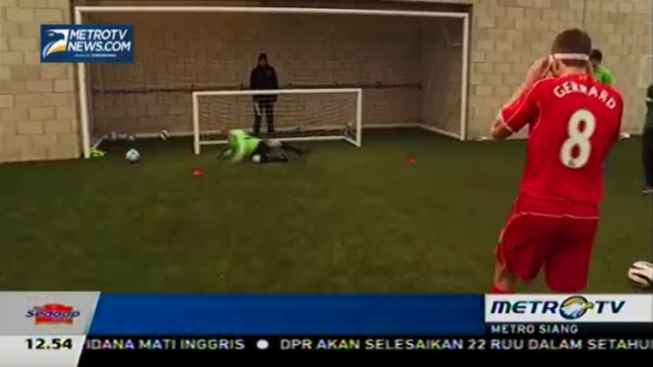 Aksi Steven Gerrard Tendang Bola dengan Mata Tertutup