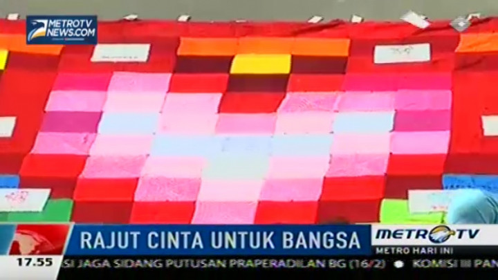 Peringati Valentine, Komunitas Ini Buat Rajutan Besar Berbentuk Hati  