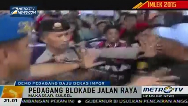 Ratusan Pedagang Pakaian Bekas Blokade Jalan di Makassar 