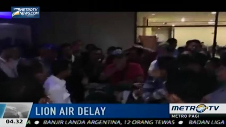 ​Calon Penumpang Lion Air di Bandara Juanda Mengamuk