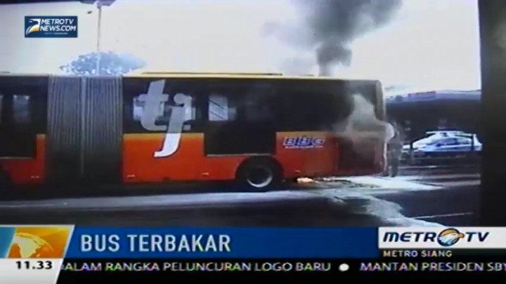 Rekaman Terbakarnya Bus Transjakarta di Jalan Gatot Subroto