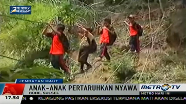 Miris, Warga Gunakan Tali Baja untuk Seberangi Sungai