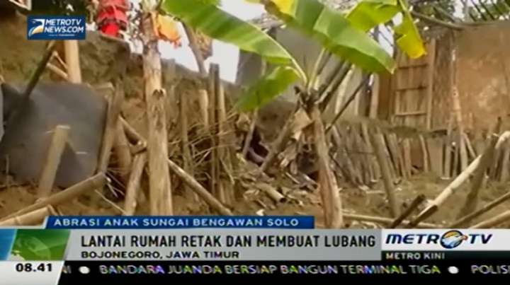 Bengawan Solo Abrasi, Warga Bongkar Paksa Rumah