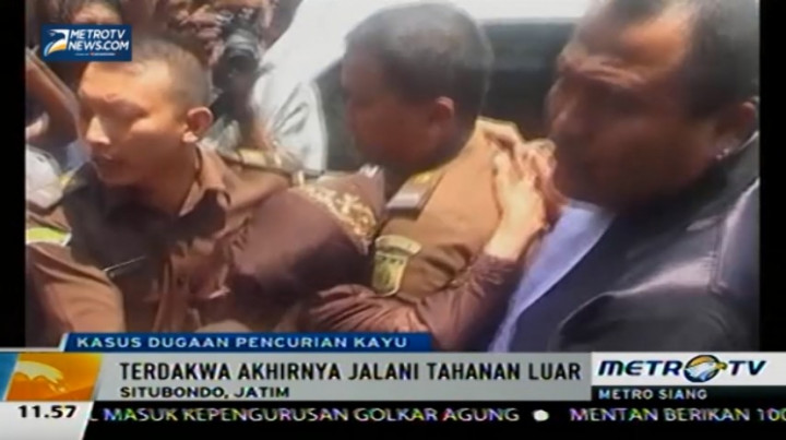 Usai Sidang, Nenek Asyani Jadi Rebutan Pengacara dan Jaksa 