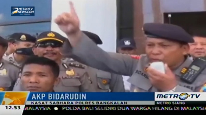 Polisi Ini Berpantun untuk Mencairkan Ketegangan Demo 