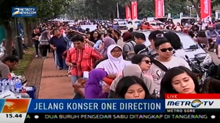 Jelang Konser, Directioners Padati GBK untuk Tukar Tiket 
