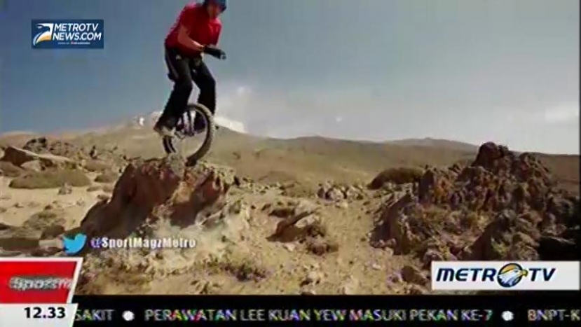 Para Pria 'Gila' Bersepeda Roda Satu