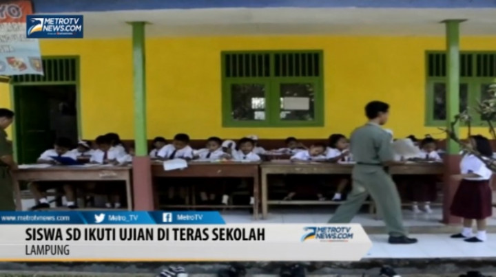 Atap Kelas Hampir Ambrol, Siswa SD Ujian di Teras