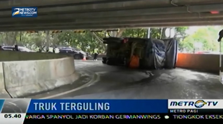 Diduga Sopir Mengantuk, Truk Pengangkut Semen Terguling 