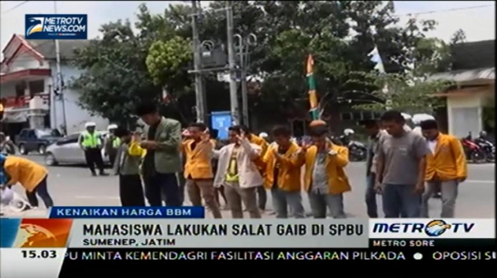 Harga BBM Naik, Mahasiswa Salat Gaib di SPBU