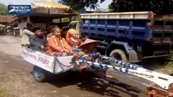 Wah, 11 Pasangan Nikah di Atas Traktor