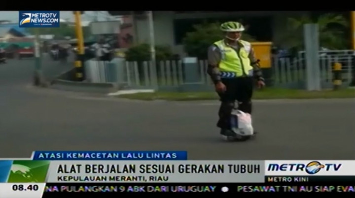 Atur Lalu Lintas, Polisi Riau Gunakan 'Sepatu Roda' Ini