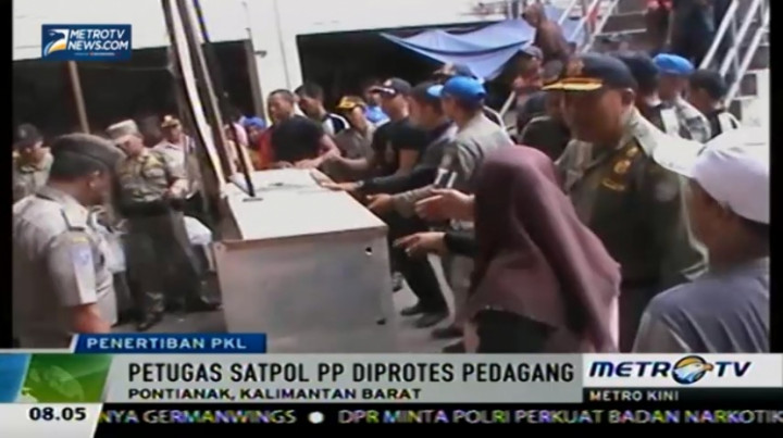 Lapak Dibongkar, PKL di Pontianak Protes